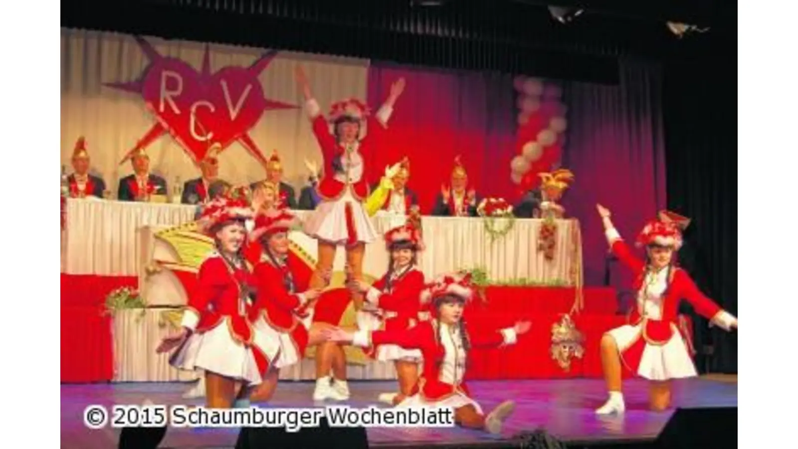 Klosterelfen schicken Amor-Pfeile durch den Saal (Foto: red)