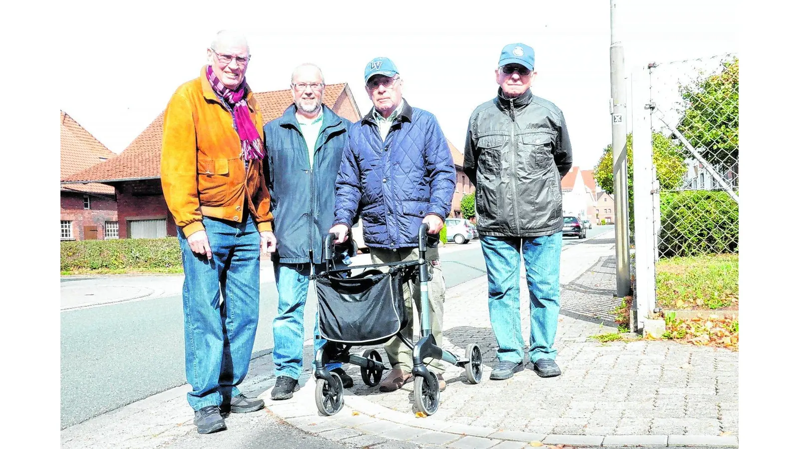 Gemeinde senkt erste Bordsteine ab (Foto: bt)