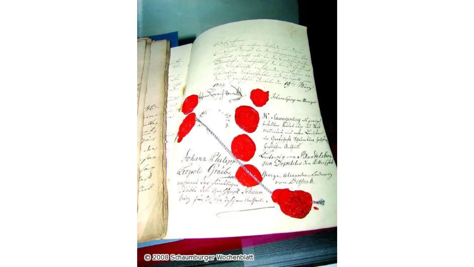 Führung durch die Ausstellung über das Stadtarchiv (Foto: km)