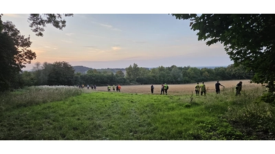 Einsatzkräfte auf der Suche nach der Seniorin. (Foto: privat)