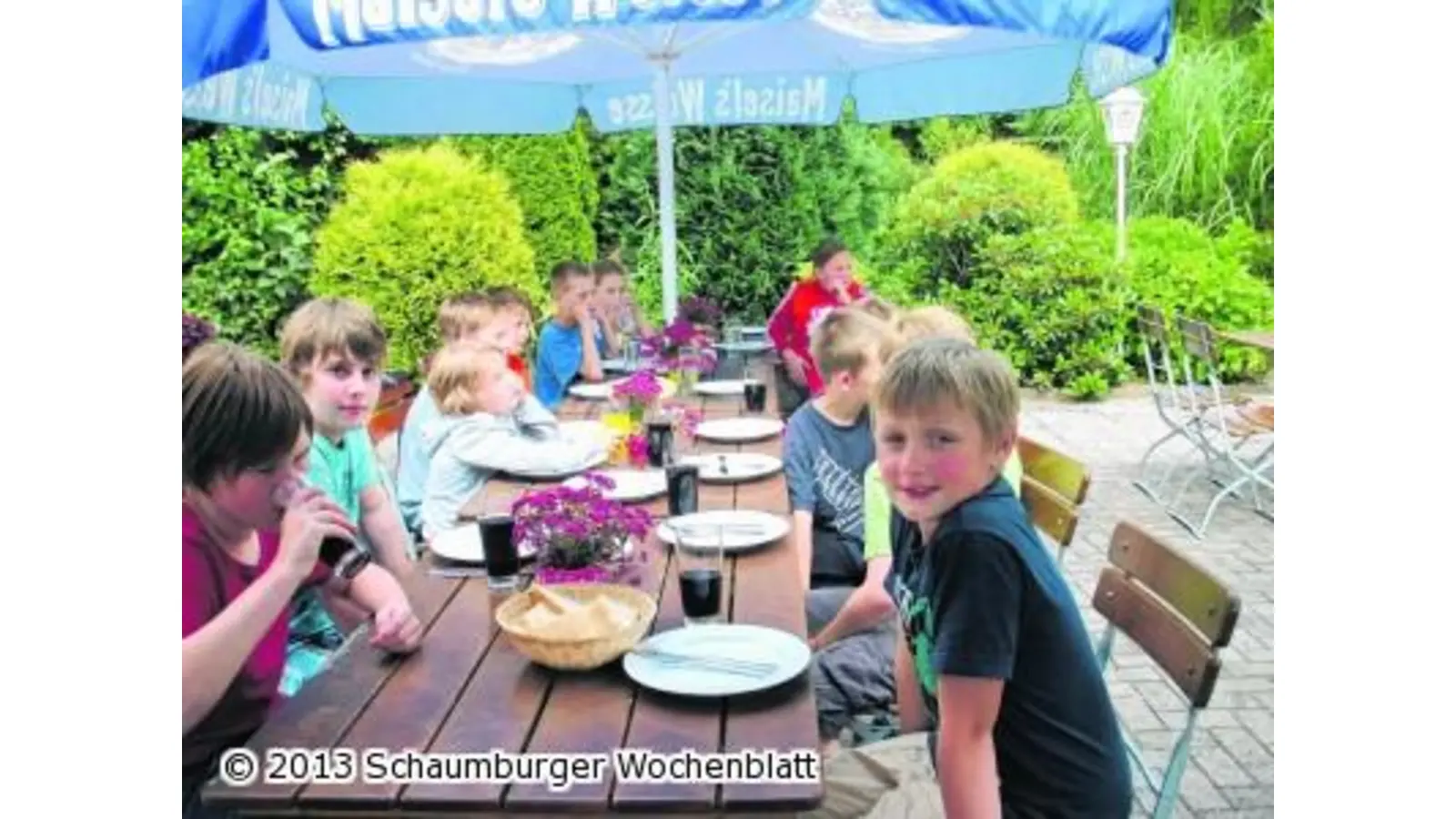 Kinder räumen die Kegel ab (Foto: em)