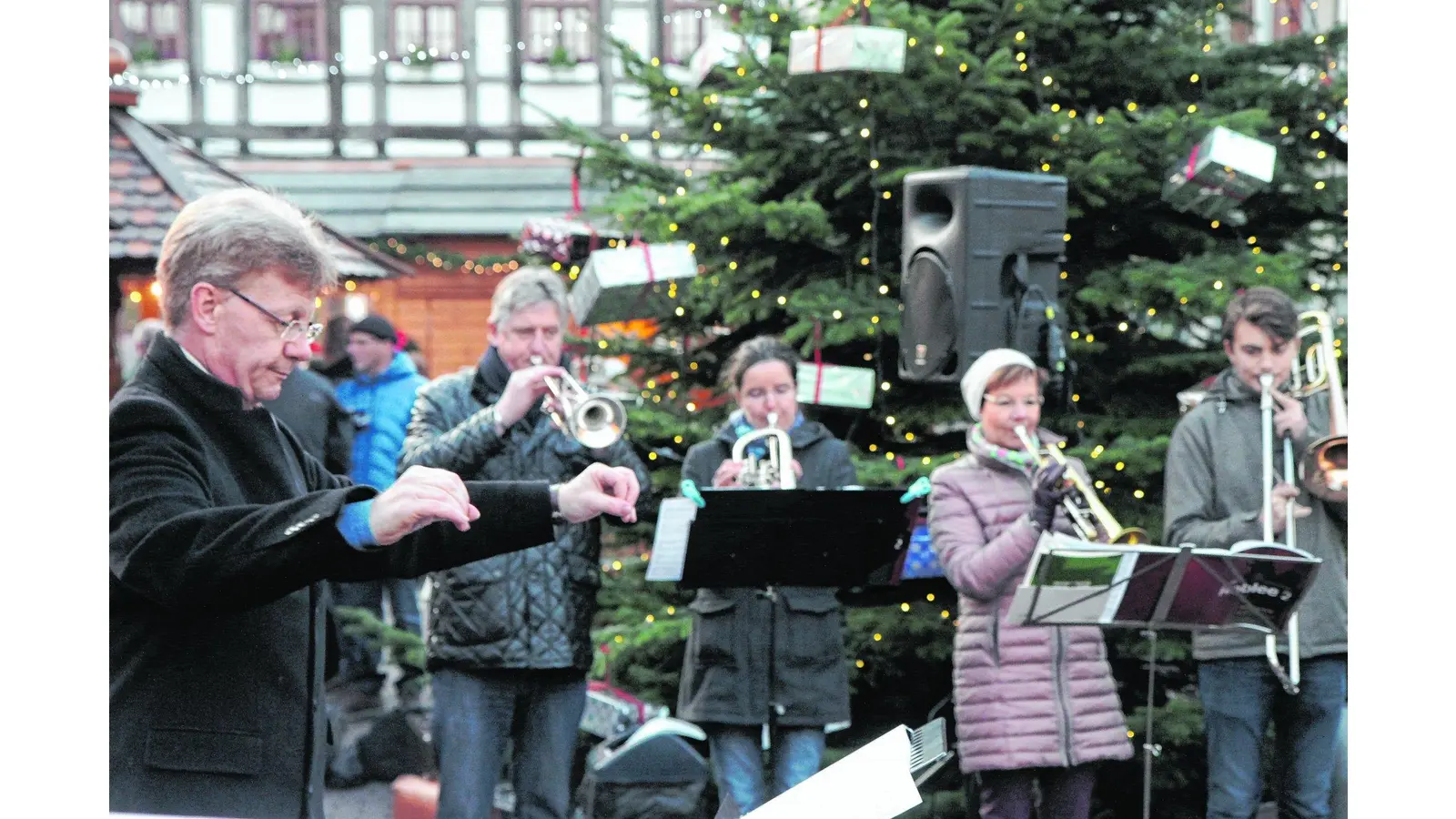 Stimmungsvolle Atmosphäre im Weihnachtsdorf genießen (Foto: red)