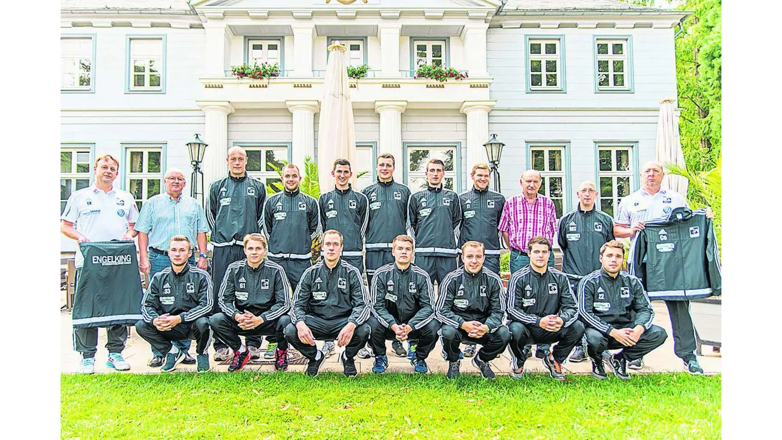 Siegreich mit neuen Anzügen (Foto: em)