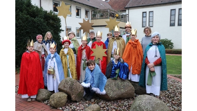 Vor dem Gemeindehaus: Die Sternsinger mit Organisatorin Anne Knop (2.v.re.). (Foto: gi)