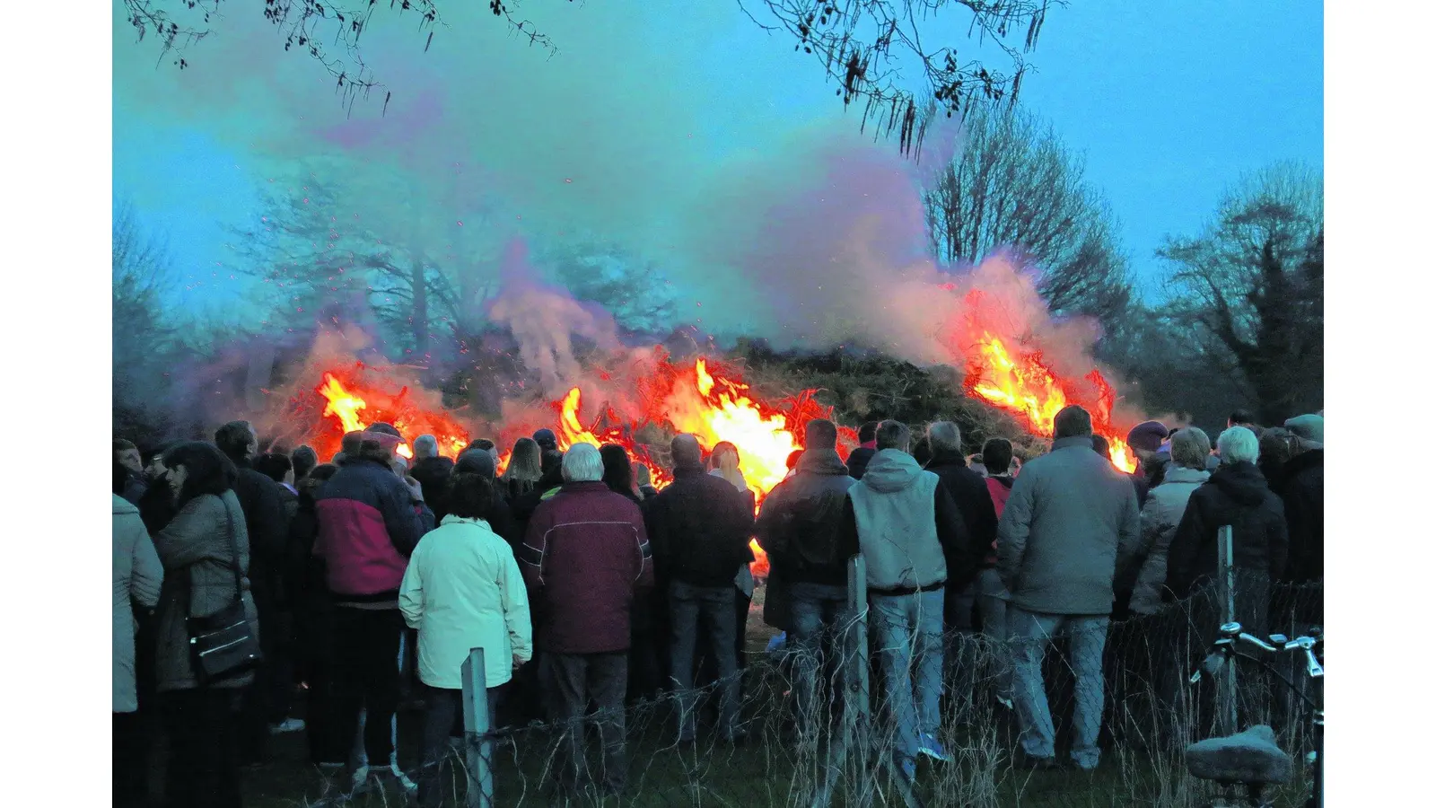 Brauchtumsfeuer ziehen zahlreiche Besucher an (Foto: gi)