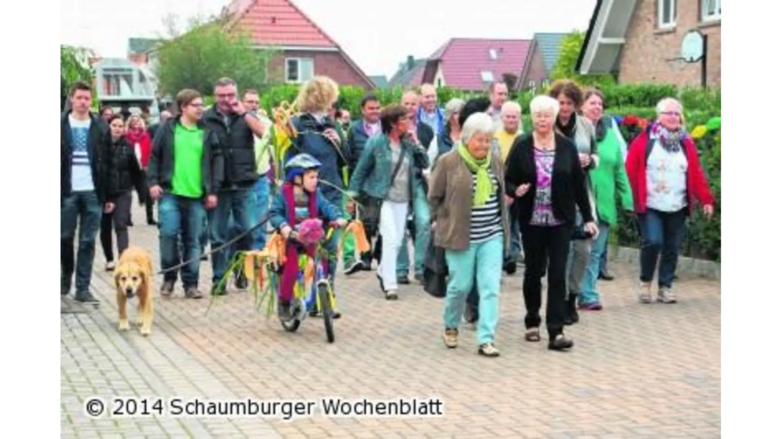 Eine ganze Straße feiert als Erntebauern (Foto: red)