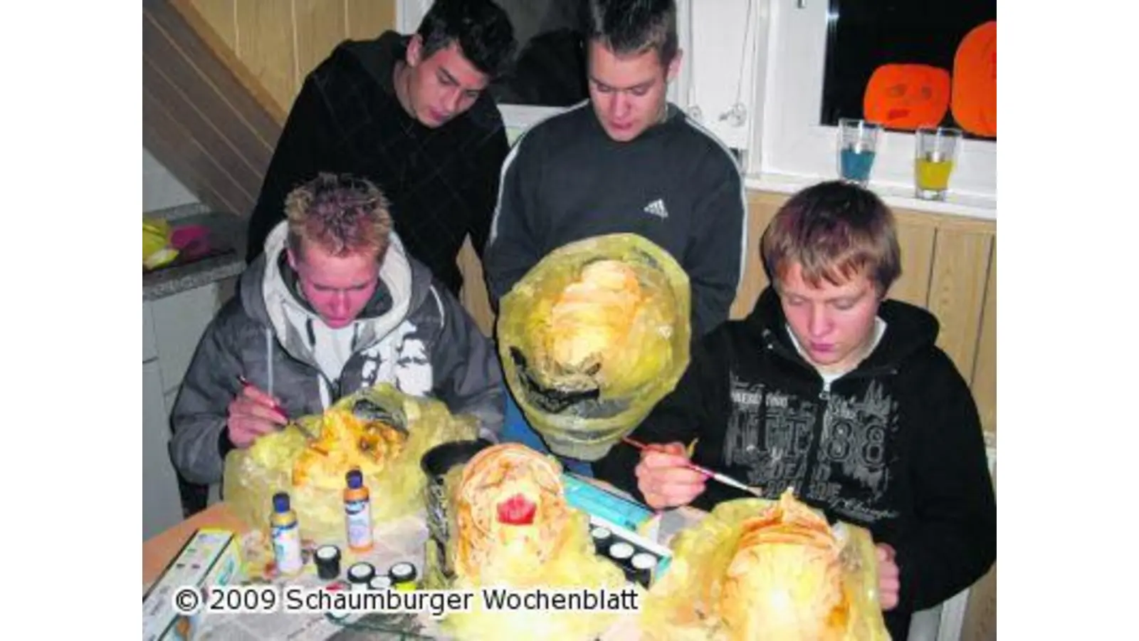 Kinder basteln fleißig an gruseligen Masken (Foto: red)