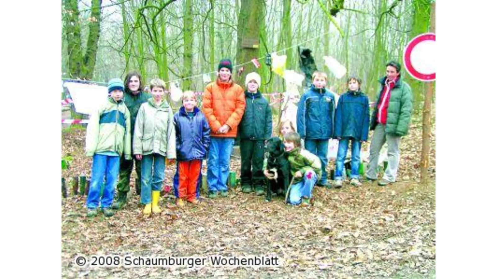 Waldjugend errichtet Müll-Mahnmal (Foto: red)