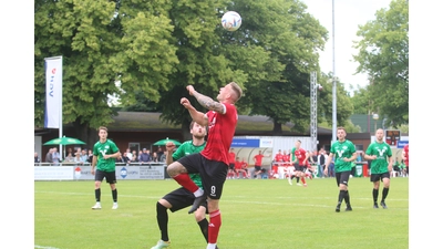 Der FC Hevesen und der TuS Lüdersfeld bieten den Zuschauern im Kreispokalendspiel eine packende Partie.  (Foto: bb)