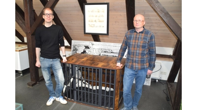 Julian Auringer (li) und Tobias Deterding vor dem „Käfig von Hänsel und Gretel”. (Foto: ab)