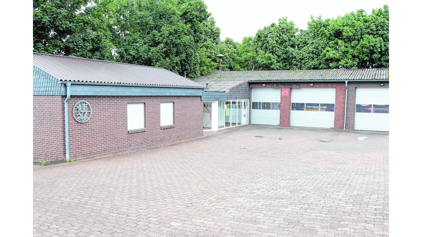 Am Feuerwehrhaus bröckelt es (Foto: bb)