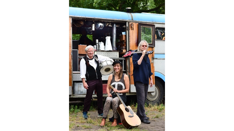 Birte Volta tritt mit Funky K. Götzner und Kai Sichtermann von „Ton Steine Scherben” in Wölpinghausen auf.  (Foto: privat)