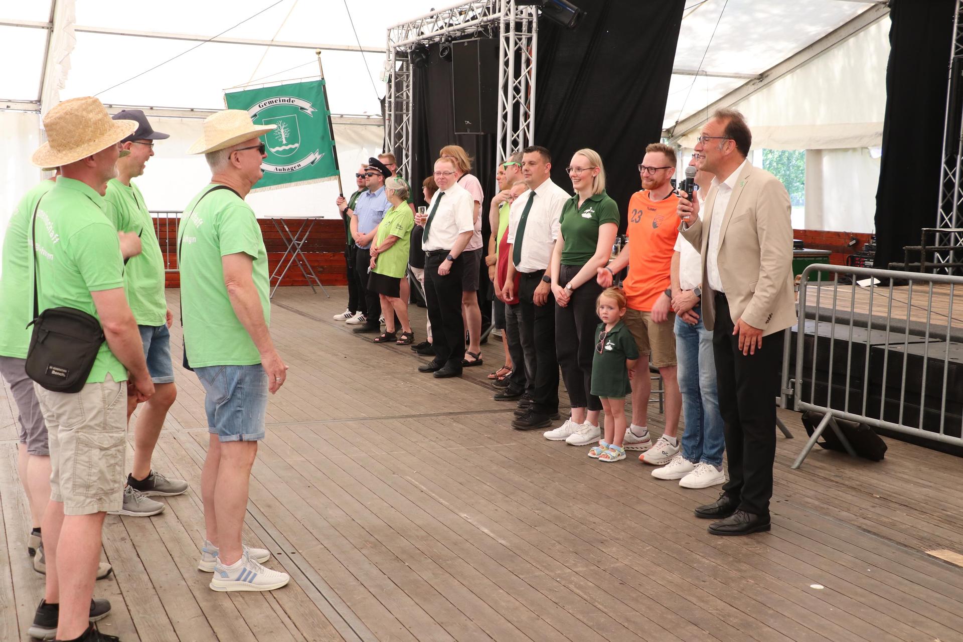 Der Festausschuss und der Bürgermeister begrüßen die Siedlergemeinschaft. (Foto: gi)