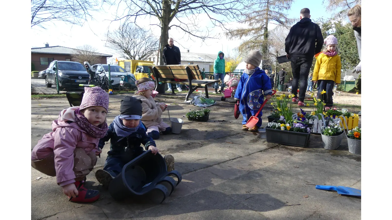 In einer Gartenaktion verschönern große und kleine Helfer das Außengeländer der Kita.  (Foto: privat)