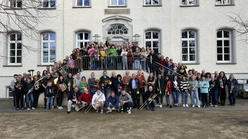 Die Gruppe feiert 40 Jahre Posaunenchor mit einer Serenade unter freiem Himmel. (Foto: privat)
