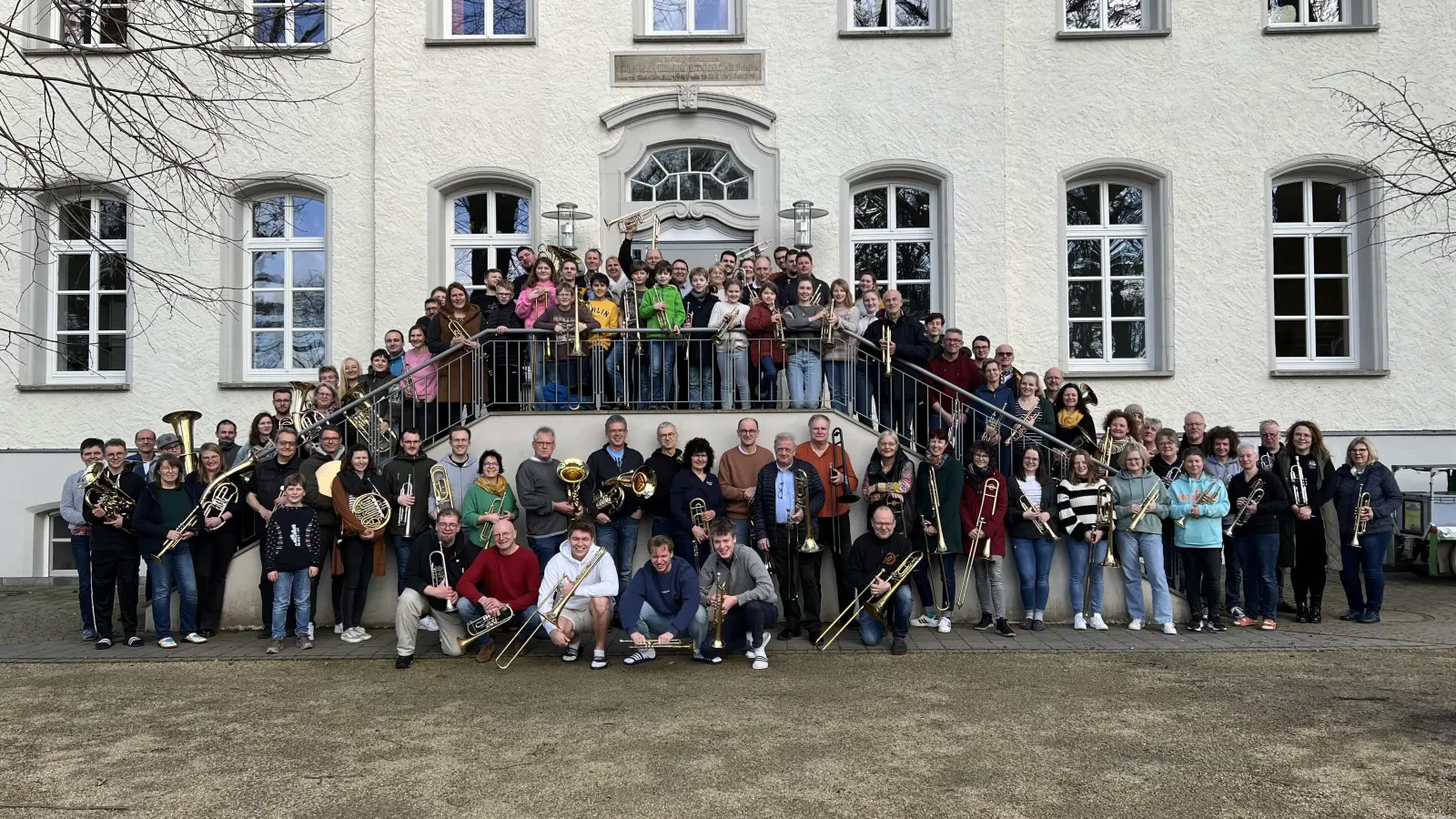 Die Gruppe feiert 40 Jahre Posaunenchor mit einer Serenade unter freiem Himmel. (Foto: privat)