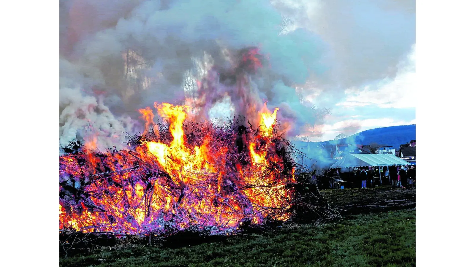 Osterfeuer als Schutz vor der keimenden Saat böser Geister (Foto: red)