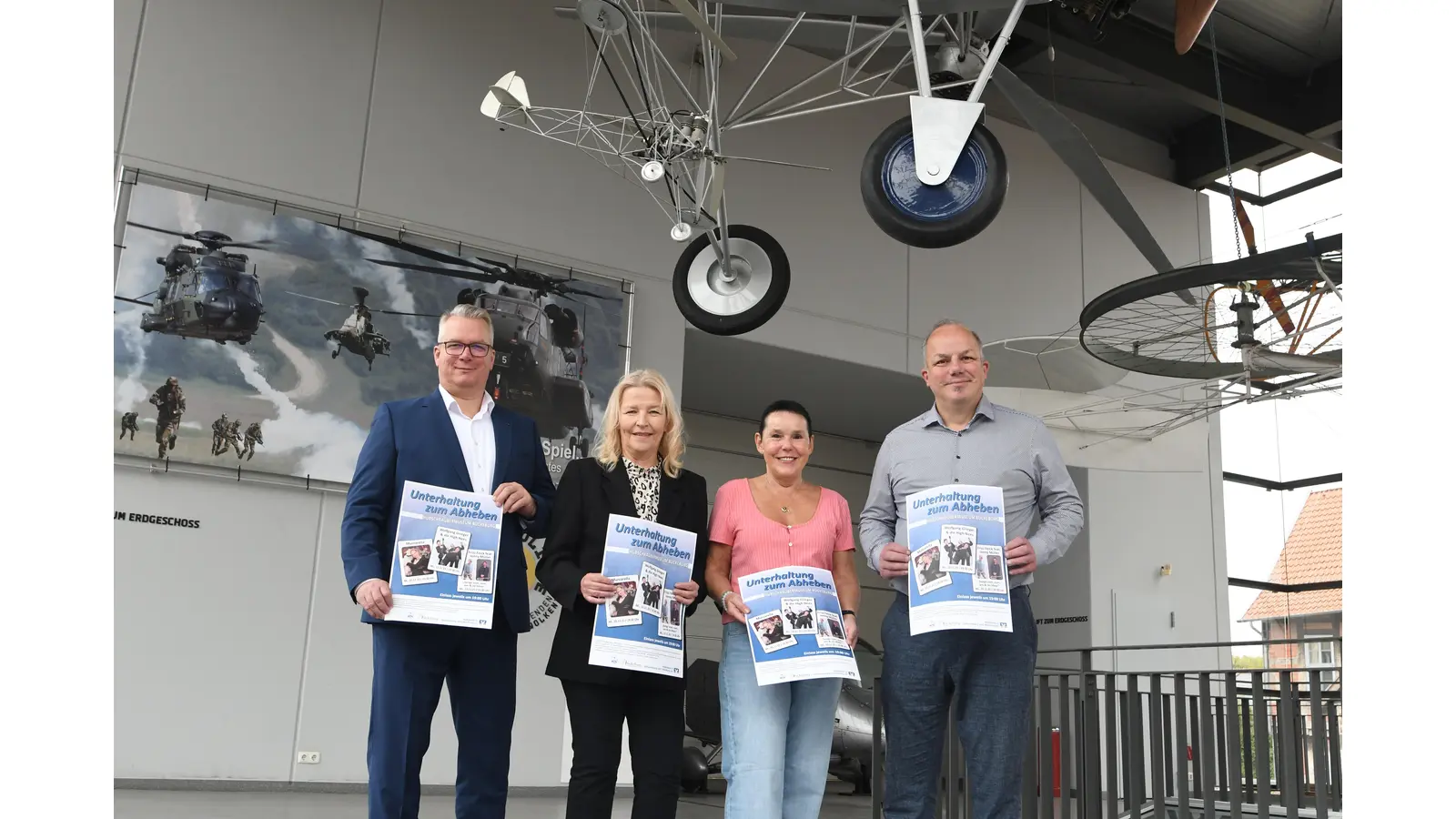 Alexander Zuschlag von der Volksbank, Johanna Harmening vom Kulturverein, Kerstin Bals vom Hubschraubermuseum und Michael Kienzl, Technik-Verantwortlicher von B.D.T Music &amp; Light freuen sich auf den bevorstehenden Serienauftakt.  (Foto: nd)