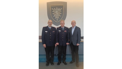 :Landrat Jörg Farr (re.) gratuliert Joachim Muth (li.) der als Nachfolger von Klaus-Peter Grote (Mitte) für das Amt des Kreisbrandmeisters vorgeschlagen wird. (Foto: Kreisfeuerwehr)