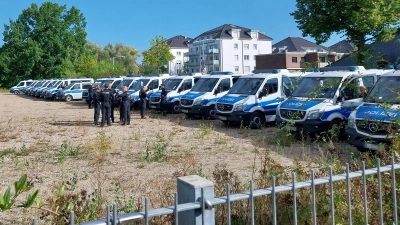 Dutzende Mannschaftswagen der Polizei sammelten sich auf dem Gelände des ehemaligen Hallenbades in Neustadt.  (Foto: Julian Klemm)