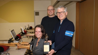 Ulrike Pickert-Maaß legt gleich an (v.li.): Schießsportleiter Christian Bruns und Bürgermajor Dirk Bredthauer wünschen gut Schuss. (Foto: gi)