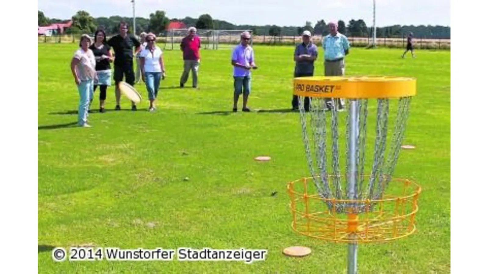 Mit dem Frisbee Golf spielen (Foto: tau)