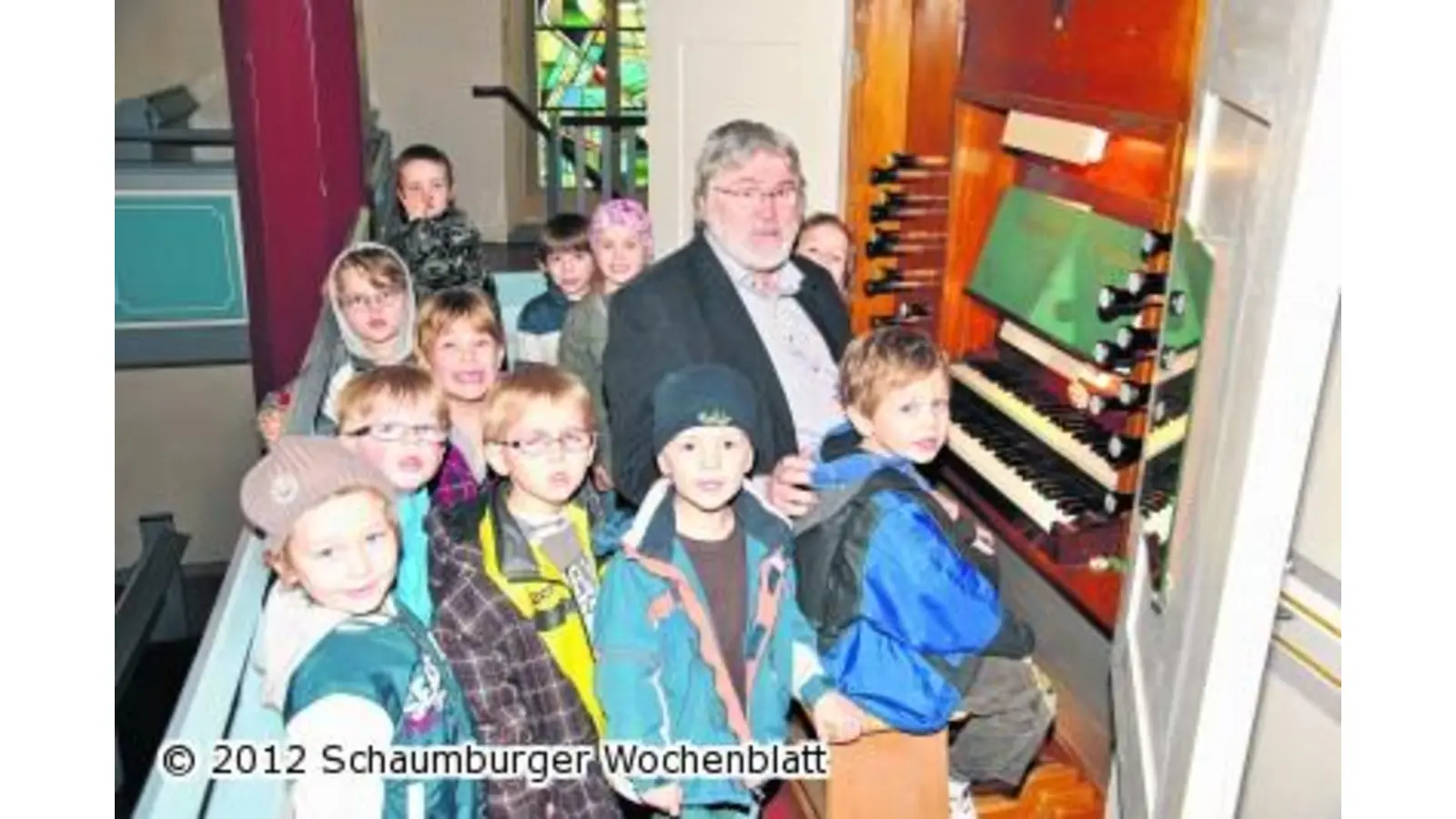 Auhäger Kindergartenkinder sind zu Besuch beim Pastor (Foto: gi)