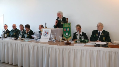 Am Mikrofon: Grußworte von Landessportleiter Reinhard Zimmer auf dem Kreisschützentag.  (Foto: gi)