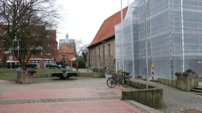 Der Weg an der Kirche wird gesperrt und das Material auf der Abteiwiese abgelegt.  (Foto: gi)