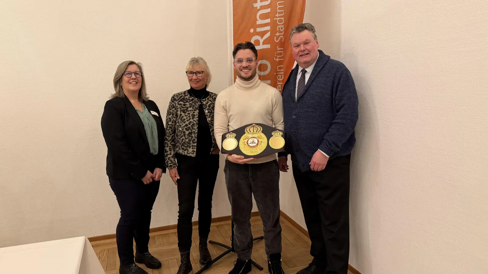 Beim Neujahrsempfang von Pro Rinteln stellt sich WBA Boxweltmeister Piergiulio Ruhe den Fragen des Publikums. (Foto: ste)