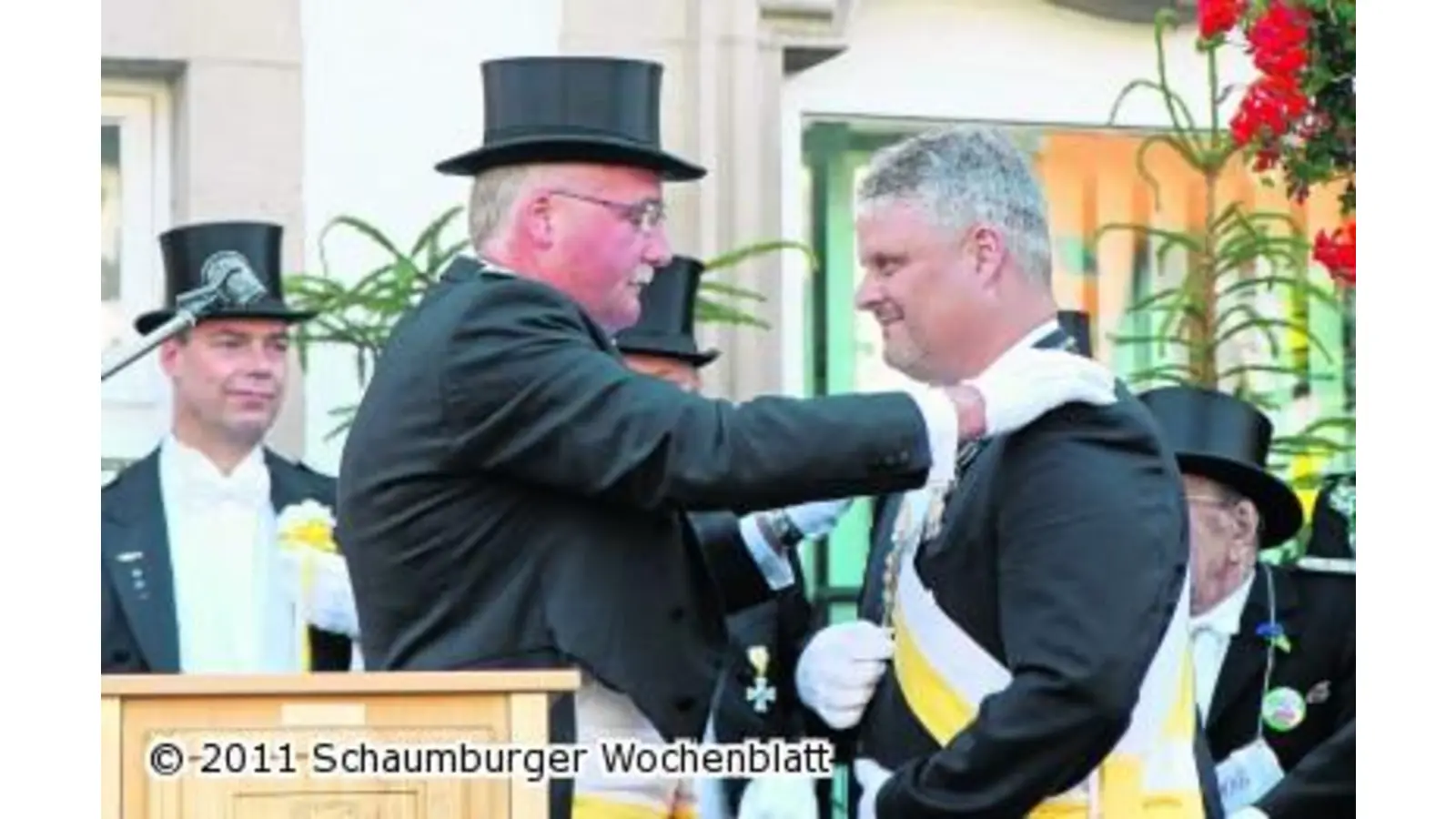 Bürgermeister trifft ins Schwarze (Foto: bb)