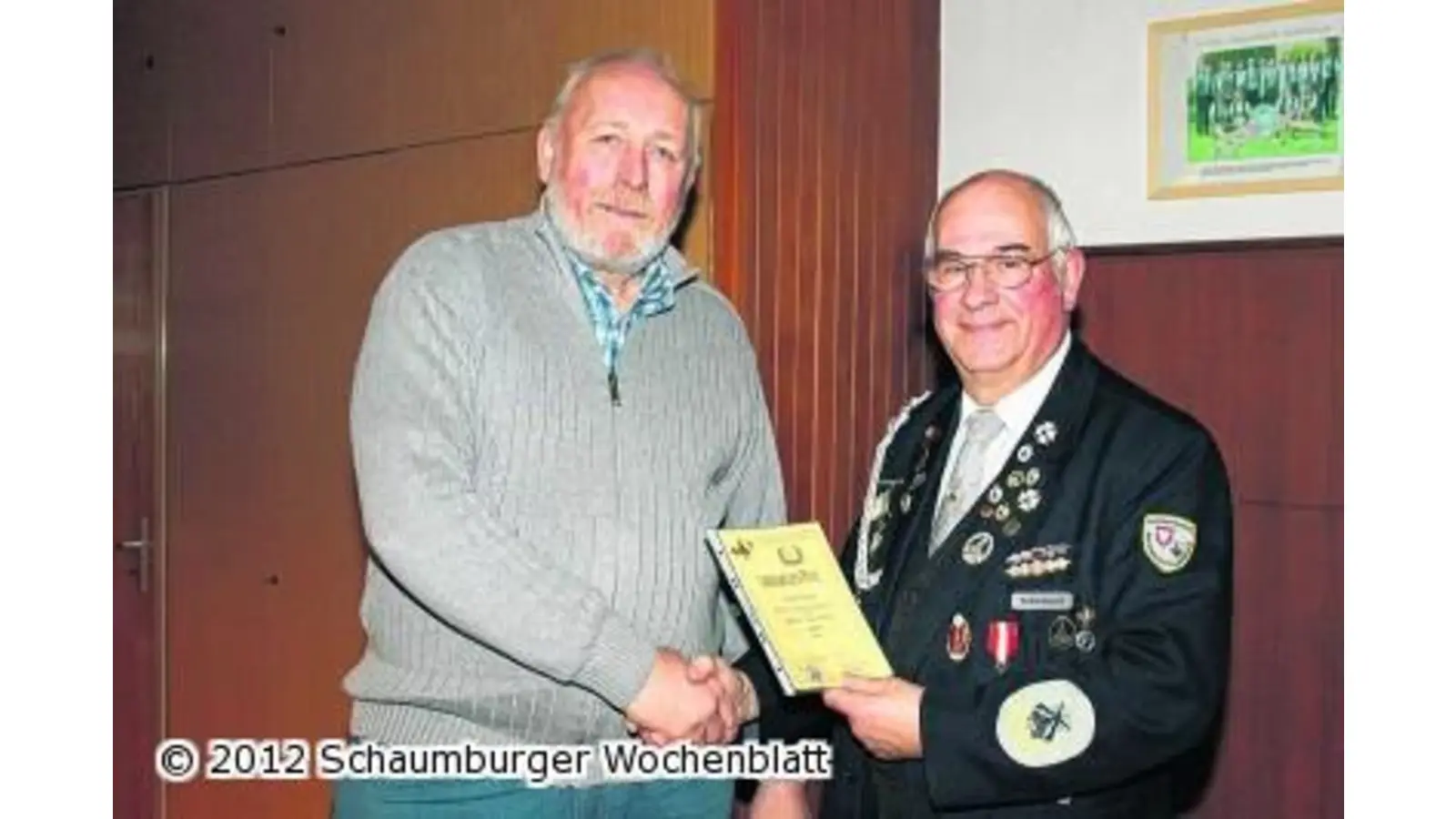 Alle Mitglieder mit der Fahne zu Grabe tragen (Foto: us)