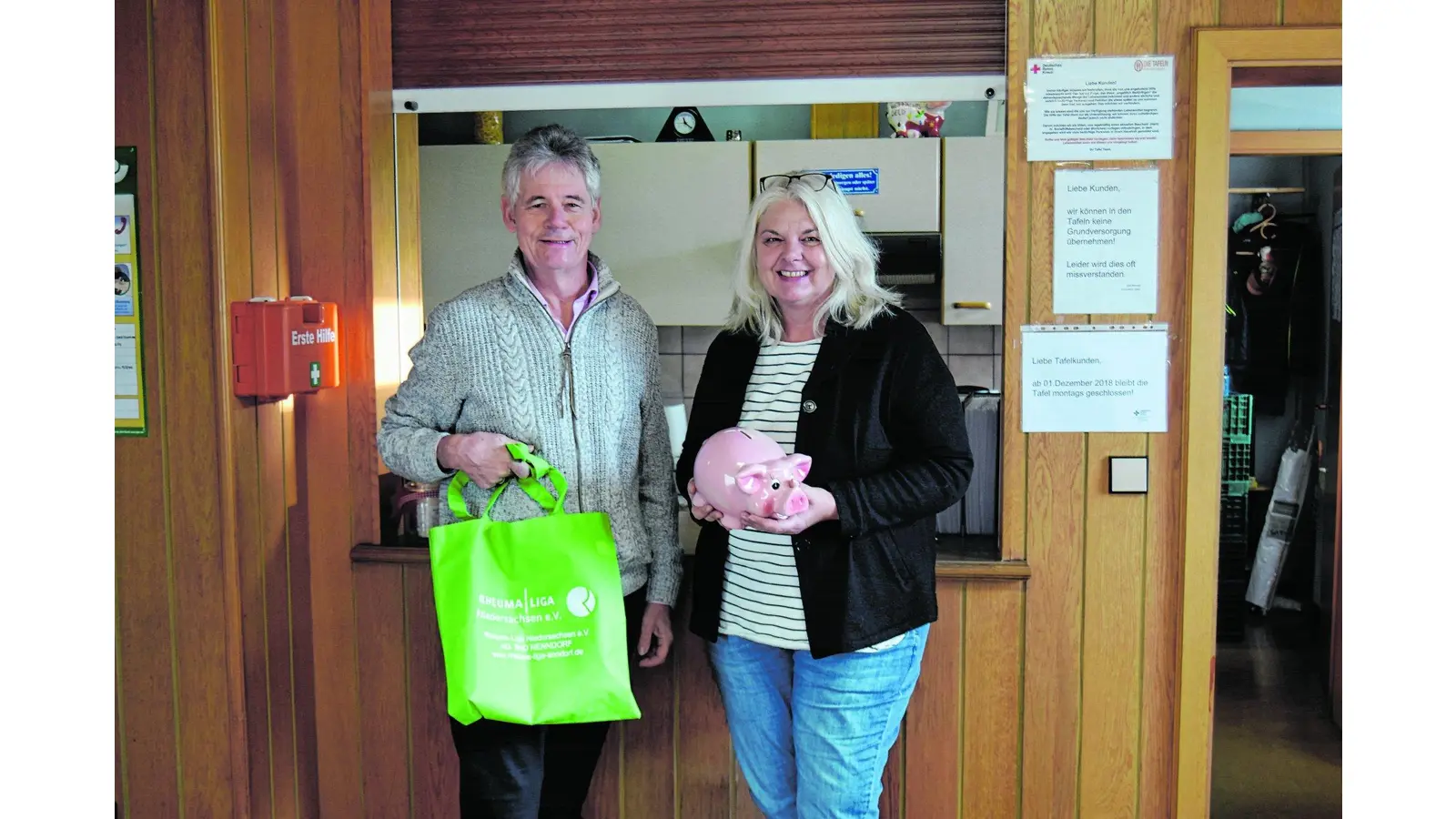 Gefülltes Sparschwein für die Tafel (Foto: red)