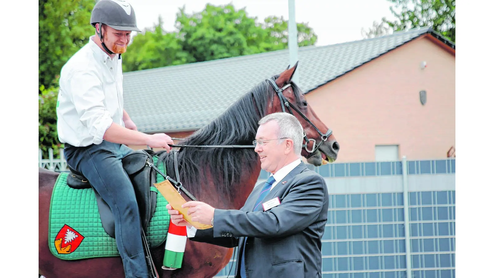 Fahne flattert frisch geweiht Oberst und Adjutant besuchen die DRK-Tagespflege (Foto: jl)