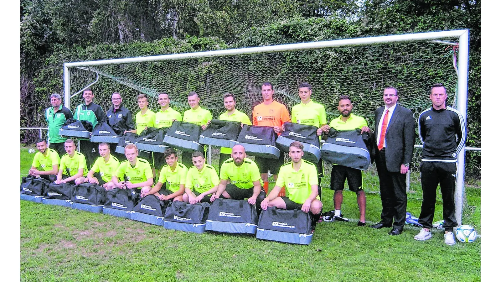 Neue Sporttaschen von der Volksbank in Schaumburg (Foto: mk)