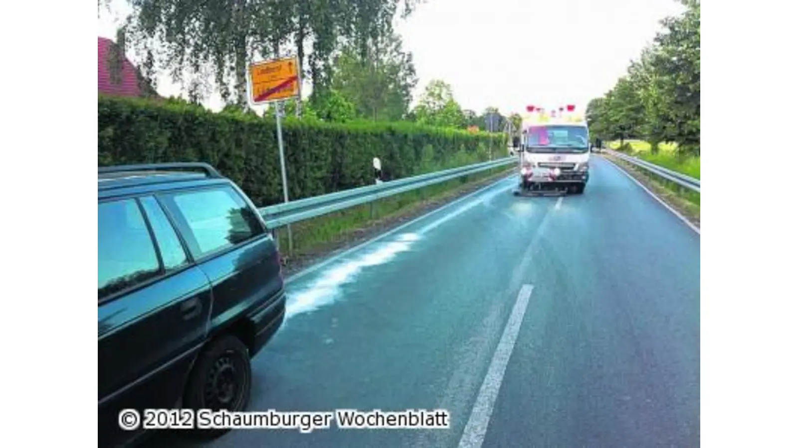 Geplatzter Motor verursacht eine Ölspur am Ortseingang (Foto: bt)