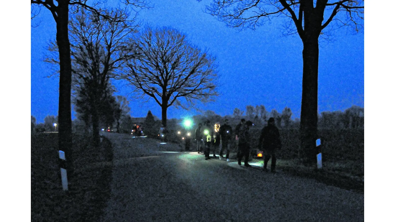 Leuchtsignale in der Nacht (Foto: jl)