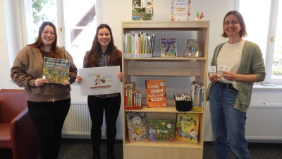 Neben dem Themenregal Artenvielfalt in der Stadtbibliothek (v.li.): Jaqueline Schmidt, Saskia Behnsen und Svenja Puls. (Foto: Stadt Wunstorf)