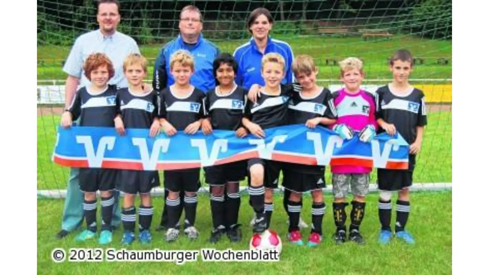 Volksbank spendet Trikots für Fußballer (Foto: red)