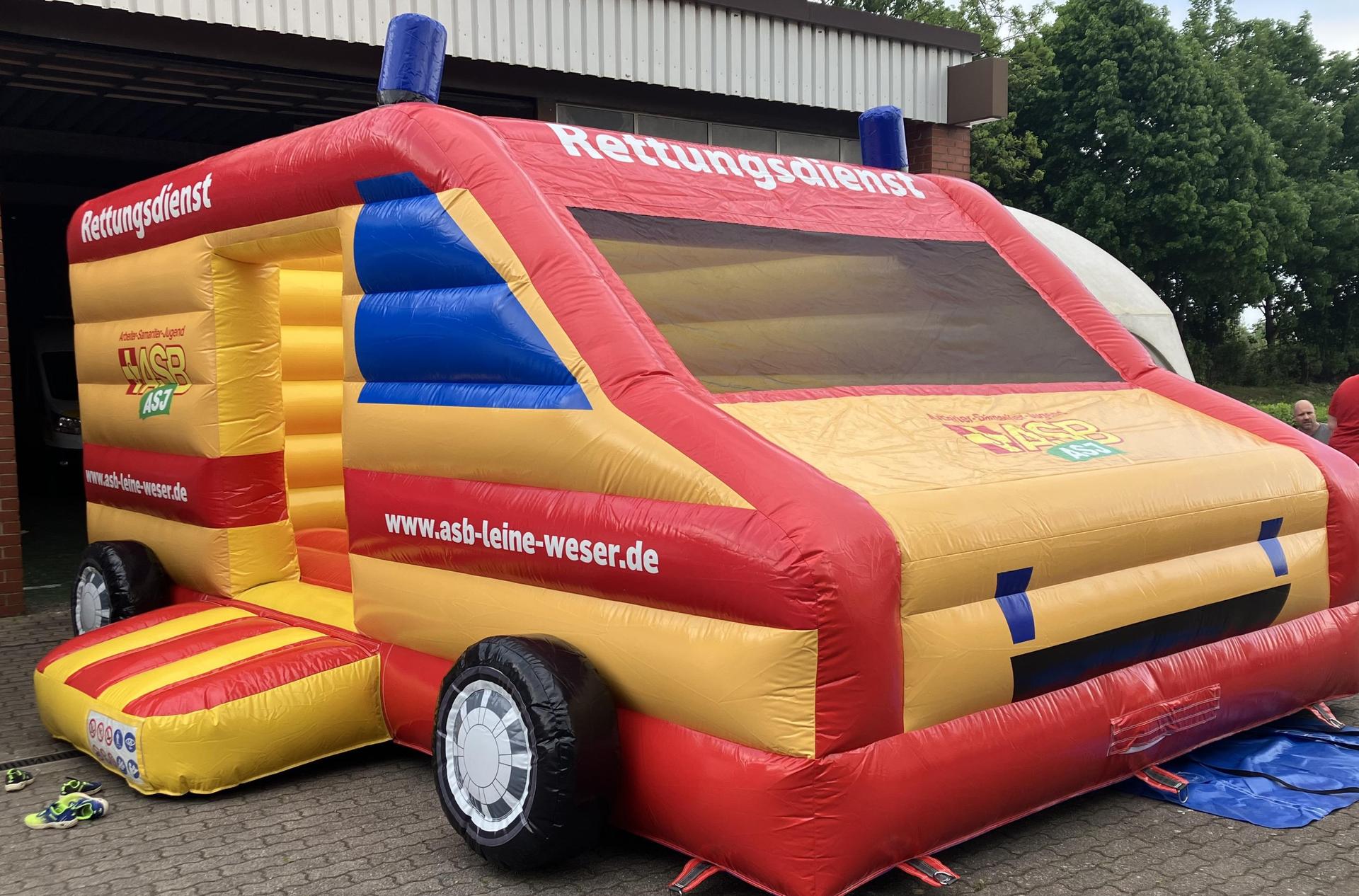 Die Hüpfburg kommt. (Foto: privat)