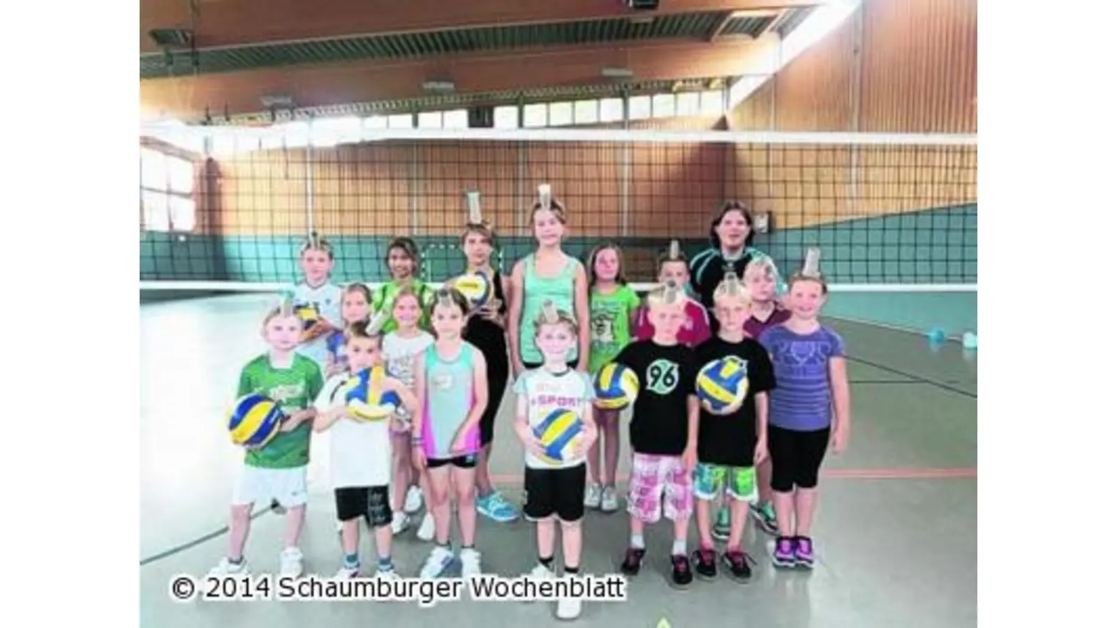 16 Kinder lernen Volleyball kennen (Foto: em)