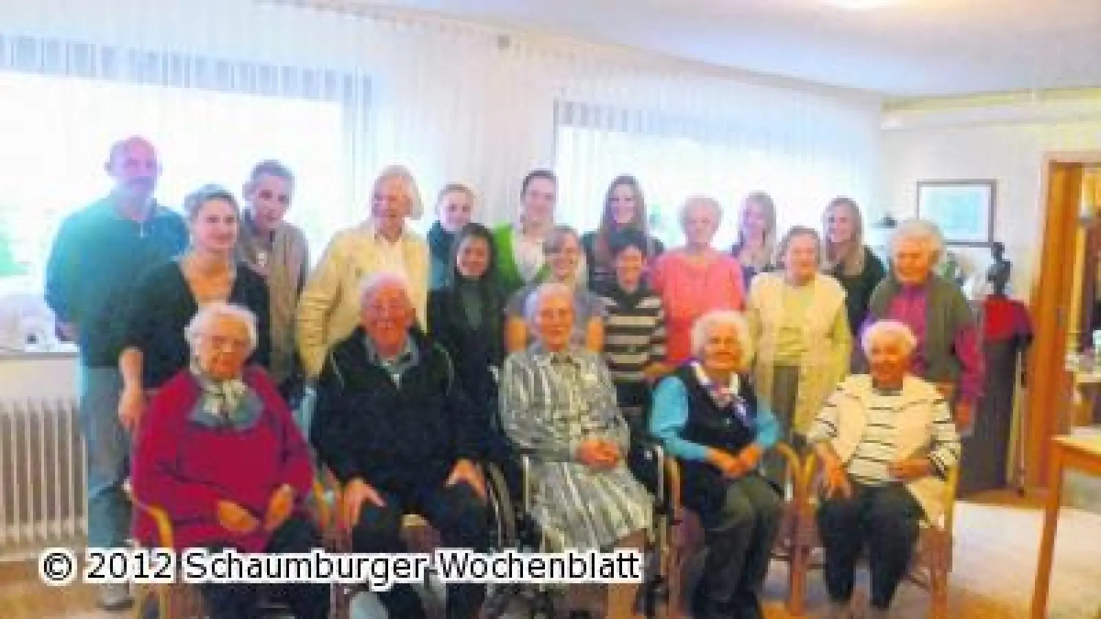 Fußballerinnen treffen Senioren (Foto: pd)