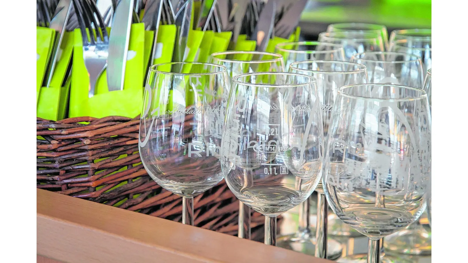 Edle Tropfen und kulinarische Angebote (Foto: ste)