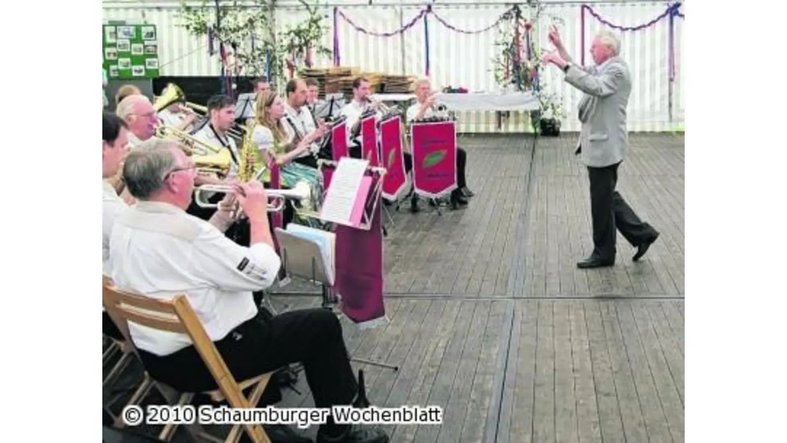 Der Ehrenvorsitzende schwingt den Taktstock (Foto: red)