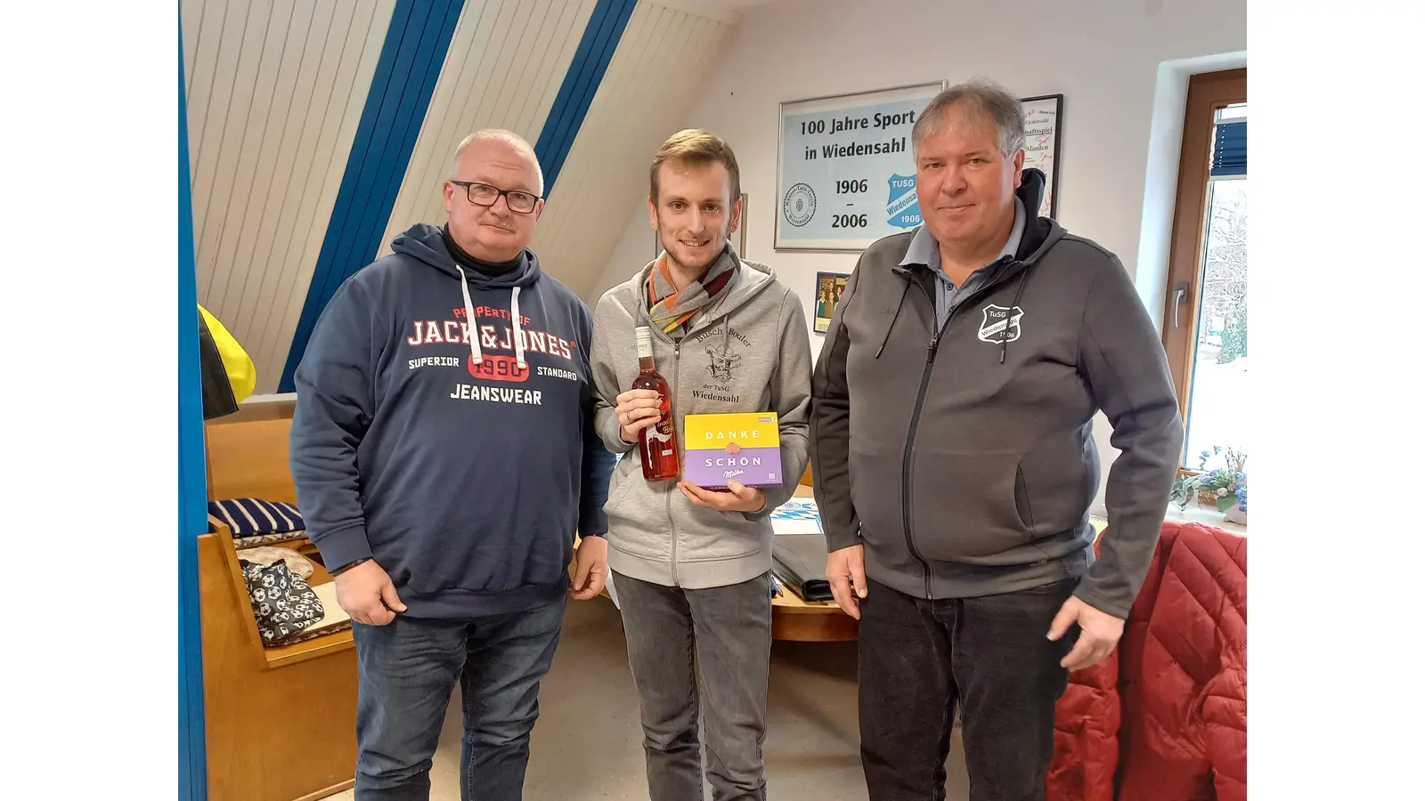 Horst-Dieter Harlos, Spartenleiter der Busch-Bouler, verabschiedet Sören Sölter (Mitte) nach zehn Jahren in der Spartenleitung und begrüßt Wolfgang Dreyer (re.) als seinen neuen Stellvertreter.<br> <br> (Foto: bb)