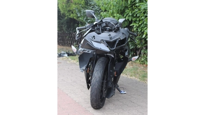 Das Motorrad der 17-Jährigen, eine Yamaha, wurde durch den Unfall stark beschädigt. (Foto: Polizei)