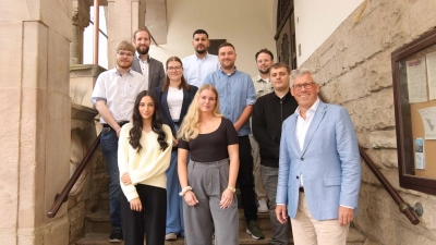 Auf der Rathaustreppe vom Bürgermeister begrüßt: Ein Teil der neuen Auszubildenden zusammen mit Ausbildungsleiter Levin Bommert. (Foto: tau)