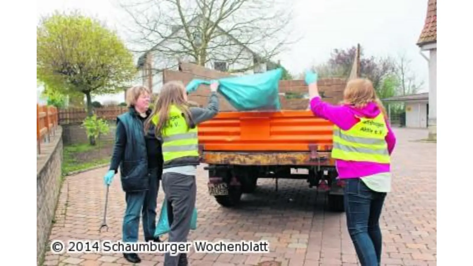 Jede Menge Wodkaflaschen im Freien eingesammelt (Foto: us)