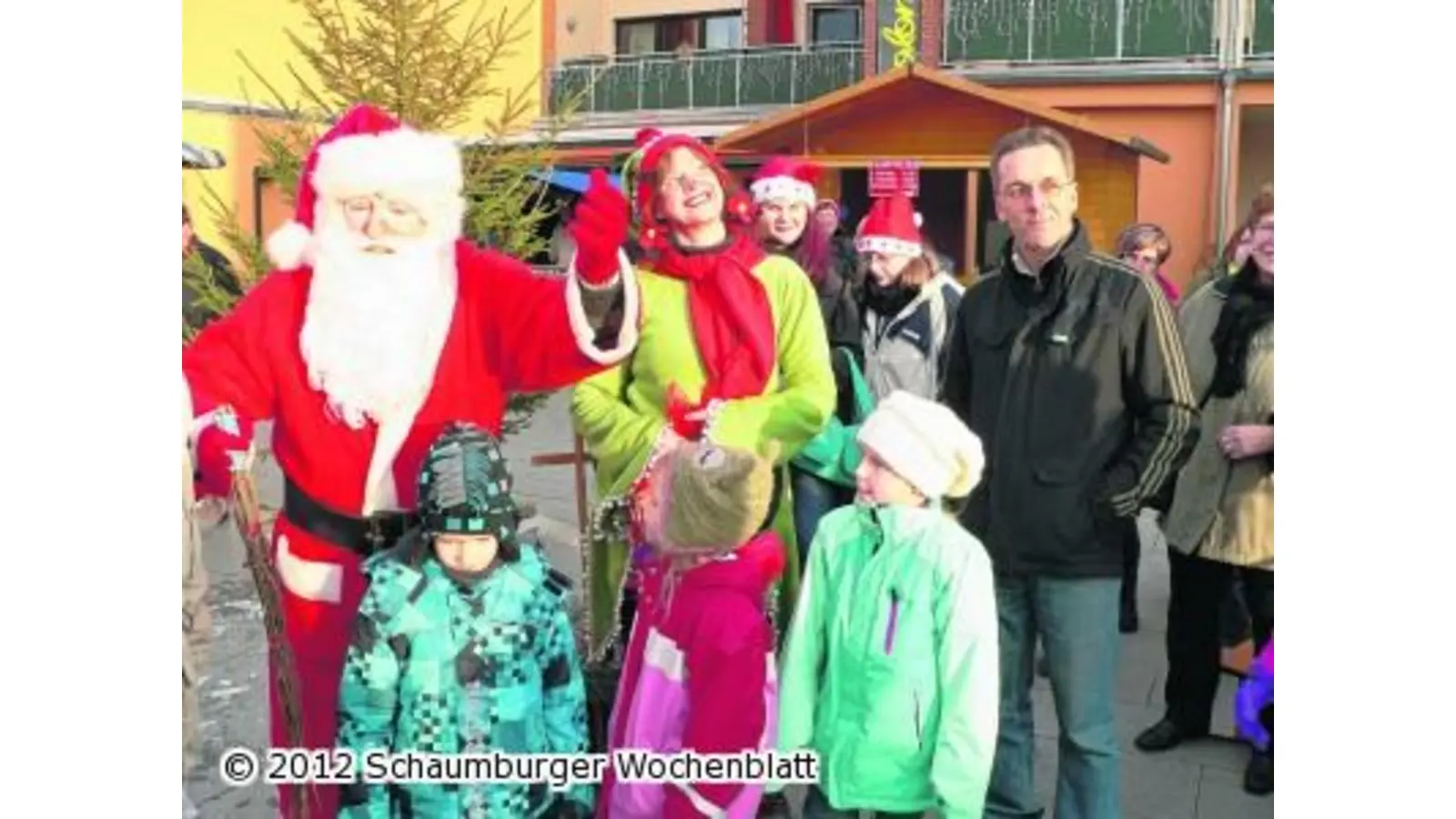 Unter dem Dach baumelt ein Riesenkranz (Foto: red)