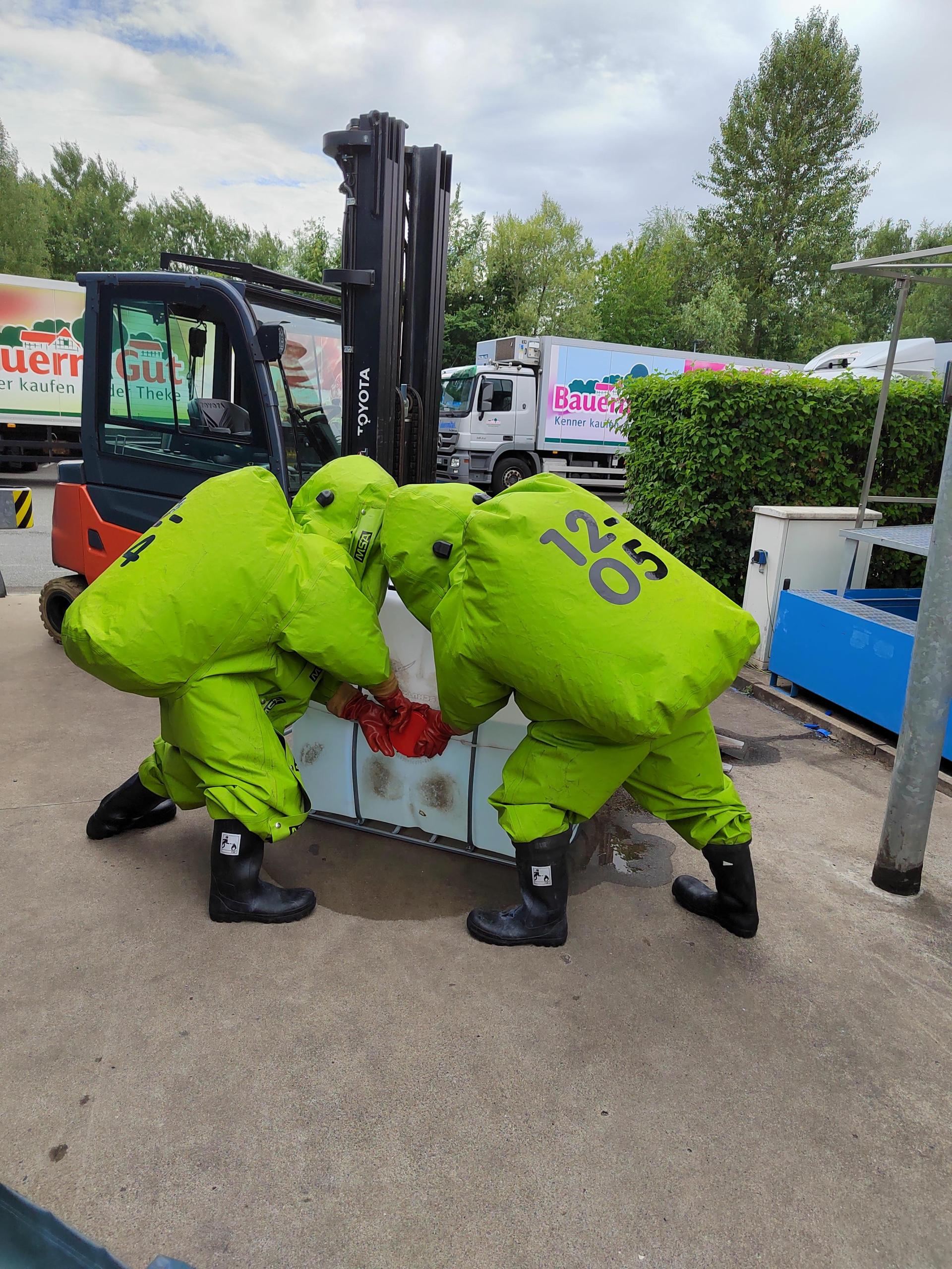 Unter anderem wurde ein Salzsäureleck gemeldet. (Foto: privat)
